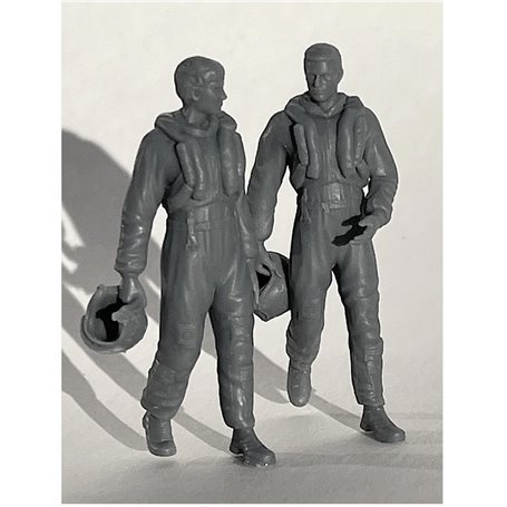 Pilot Replicas 483DP004 1/48 scale Walking RAF Vampire pilots with MK 1A helmets