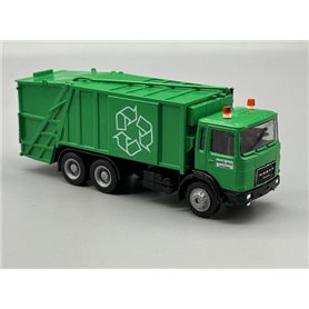 AH Modell AH-1117 Roman Diesel press garbage truck "Ragn Sells" med figur