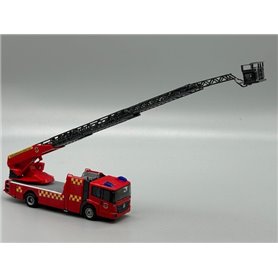 AH Modell AH-715 Mercedes-Benz Econic turnable ladder truck "Räddningstjänsten" figur medföljer