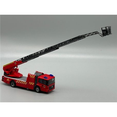 AH Modell AH-715 Mercedes-Benz Econic turnable ladder truck "Räddningstjänsten" figur medföljer